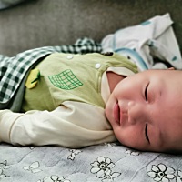 再多的苦，再多的抱怨，看到你笑的那一刻就消失了。当你哭闹的时候真的很烦躁，所以我的小宝贝请你多笑...