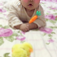 宝宝纯母乳喂养快5个月了。夜里差不多两个小时醒来需要吃奶。不吃奶就不睡觉。是不是母乳里面的营养成分...