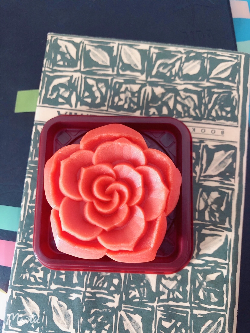 早饭没送来之前吃了朵“花”垫肚子。