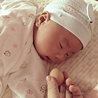 宝贝42天体检，眼睛不跟到黑白卡转，握也不握东西，抬头也不够，没有微笑，医生叫回家多练，喊多带出去...