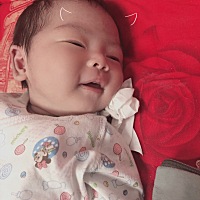 今天是吴哈哈的麻麻生日，她的生日愿望是希望吴哈哈每天都开开心心笑哈哈，健健康康的长大呀，粑粑麻麻...