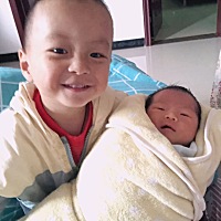 现在挺满足的啦！不过我婆婆他们觉得还是太少了，喊以后在生一个，你们觉得有必要要三胎嘛！