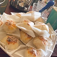 好久没发动态了，因为我又去瞎折腾了🤓🤓 奶黄酥，好吃是好吃，就是有点费时间 凉拌柠檬虾，味道太...