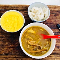 黄花鸡汤，豆腐鲫鱼汤，花生猪脚汤，胡萝卜排骨汤，吃了一个月子小上海青和嫩菜心，还有两天出月子啦！...