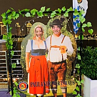 周五晚上9月18日六点半到的，这两天陪她玩，陪她吃，冬宝和奶奶回老家了，爷爷上班住单位，闺蜜是个女强...