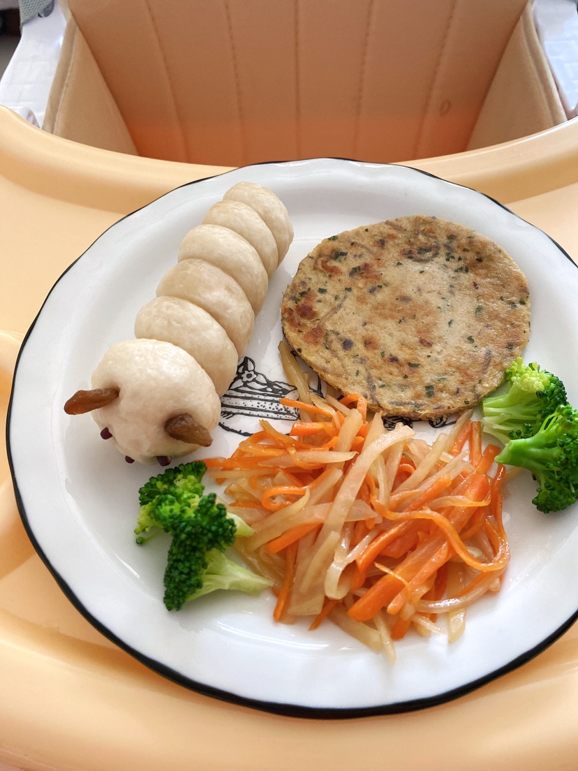 宝宝鳕鱼肠卷（毛毛虫馒头）素炒土豆胡萝卜丝 猪肉饼