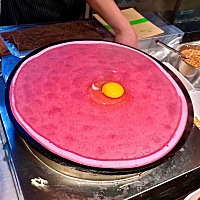 喜欢吃蛋糕面食的我又来咯😜😜😜吃完这个手卷饼还不够又吃了两个米汉堡超满足 起早吃挤出早餐。我...