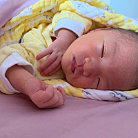 坐月子一个月后就去上班，婆婆属于溺爱的那种，特别怕她会惯着宝宝，不然后期我上班都不安宁，晚上下班...