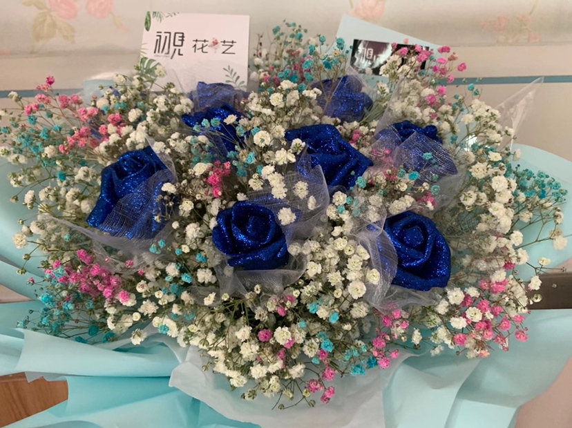 老公和婆婆一起准备的花花 因为怕医院里小朋友什么的花粉过敏所以准备的干花