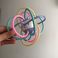我儿子人生中第一个玩具