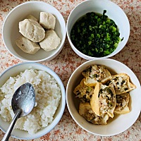 宝宝都会自己要饭吃了