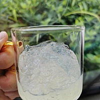 燕窝中的营养成分不但不会使人发胖，而且对于正在减肥的人还有助于减肥顺利进行。燕窝中所富含的胶原蛋...