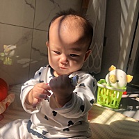 之前吃美素出生的时候会吃，自从吃了母乳后就不吃奶粉了，买过君乐宝奶粉也不吃，一点也没有吃，宝妈们...