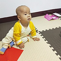 瞧这小家伙听到远处的声音这专注样！！