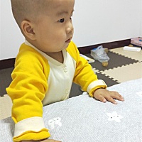 我们十一个月了，可以从床上成功爬到地上，而且还不会摔跤哦！我们是不是很棒！！ 我们要月走路喽，每天...