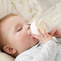 很多新手妈妈都很困惑，宝宝喝奶到底该喝多少，不是怕宝宝饿了就是怕宝宝撑着了，为了避免过度喂养，给...