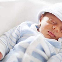 1. 身体蜷缩 大人都知道我们感觉冷的时候回答身体蜷缩起来 宝宝其实也一样，如果他们觉得冷，也会把自...