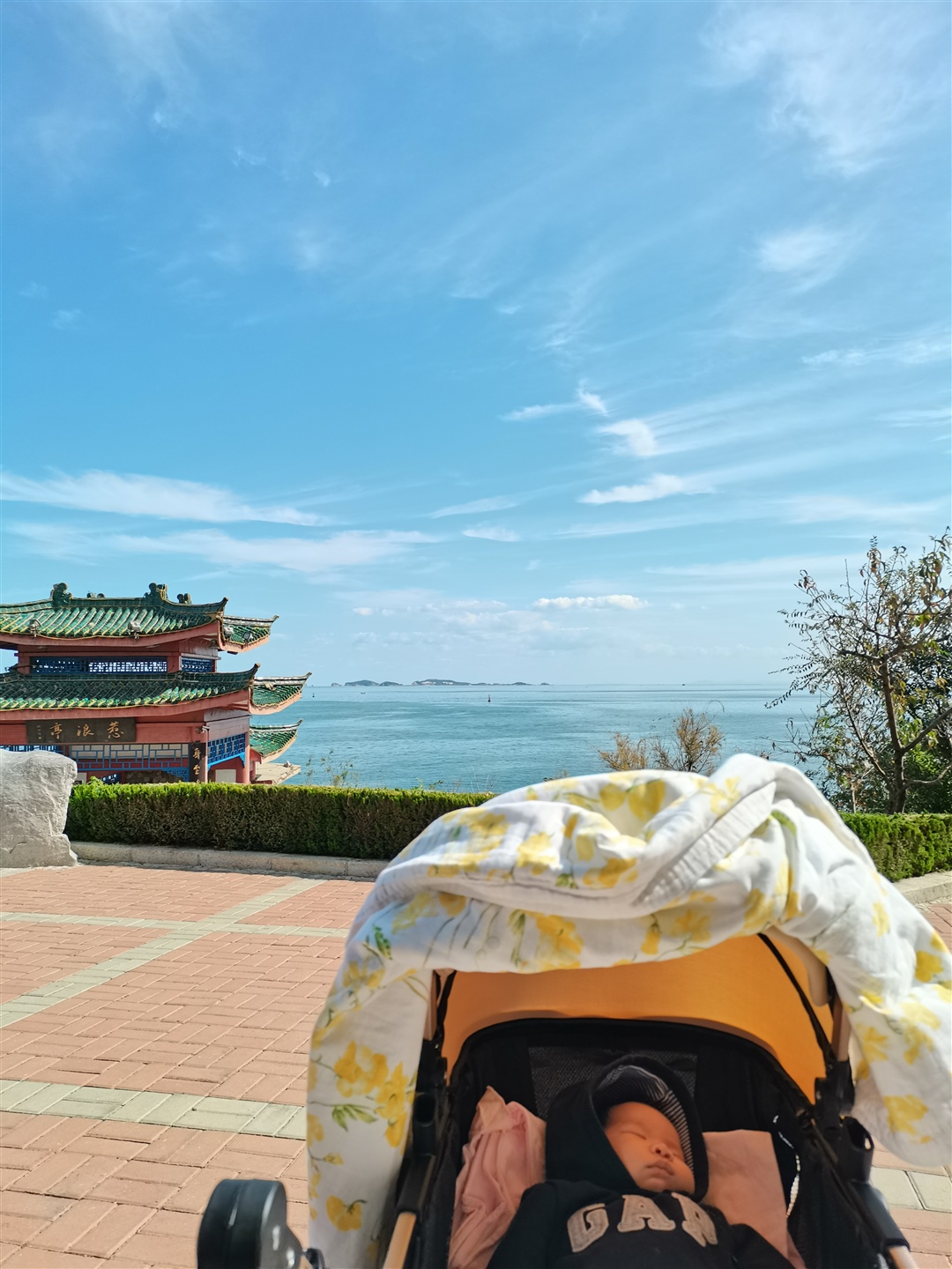 睡在海边，五十五天二宝，这是你第一次旅行，往后爸妈有机会就会带上你跟姐姐一起出发