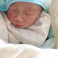 10.5号晚上2:35顺产分娩5.2斤小米奇一枚