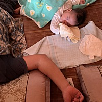 小宝脚触碰到爸爸的身体知道旁边有人在睡得很香🥰……这一年来老公为我和孩子做了很多很多事……我晚...