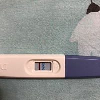早孕试纸一深一浅。
