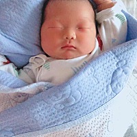 我家宝宝从出生到现在21天了  基本上都是吃完奶就睡觉  自己睡醒了就在那里玩   哭的比较少   最近不知...