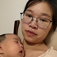 月子里就开始自己带娃，把宝宝养成这个坏习惯，喜欢趴在我胸前睡。累并快乐着