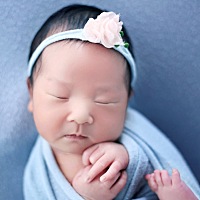 母乳喂养，出生六斤，满月接近十斤了