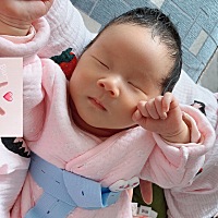 昨天满月今天去复查超敏促甲状腺激素说5.14 说正常新生儿是5以下 过两个星期还要去复查 今天看见小家伙...
