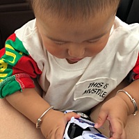 不知道怎么弄 孩子瘾太大了  抱着哄不睡 也吃力抱着 烦躁…