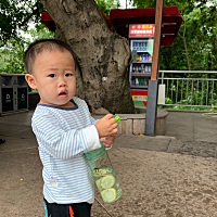 感觉时间过得很快呀，感觉你长大了不少，今天陪我们去爬山了，你很努力的爬了很多级楼梯，后来爸爸见不...