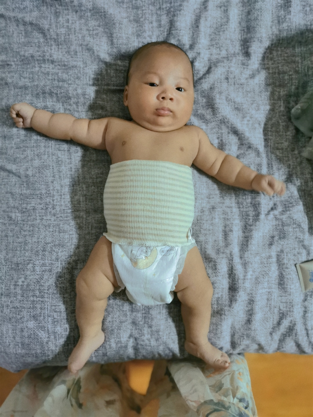 从肚子里到生到白天 宝宝虽然是早产 但是长的白白胖胖的 跟上足月的脚步了 希望健健康康快快乐乐长大。。。