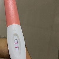双杠是昨晚测的，十字是今早晨尿测的。。。我姨妈今年开始一直不准，上次来姨妈是6月份，上个月还去了中...