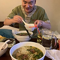 和冬宝两人都感冒了，公婆说不要下楼吹凉风，对冬宝呼吸道不好，快十个月的娃，第一次生病，昨天终于不...