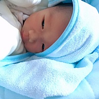 我家宝宝刚出生力气小，我又涨奶的厉害，就用吸奶器挤出来喂，现在他不吃我乳头了，该怎么办