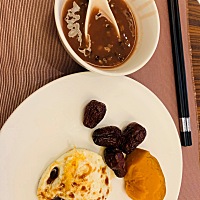 来这里的第一顿自助早餐，吃好回房间敷个面膜打扮一下，出去转转，欣赏这个城市的市容市貌。其实，我是...