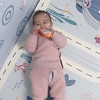 我家一直母乳喂养、现在八个月、给她喝飞鹤奶粉、她不喝、怎么办