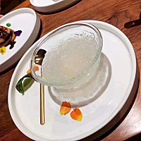 1 一开始就放糖，糖属性酸，燕窝会化水 2 一开始就放奶，奶属碱性，燕窝会变脆 3 水刚刚没过燕窝即可，...
