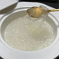 用纯净水泡发2小时后把燕窝一丝丝的撕开，燕角部分用剪刀剪开，然后再用纯净水清洗过滤一下然后倒掉水，...