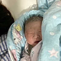 1、肚子尖尖 2、整个孕期没有任何不舒服的感觉，0孕吐 3、胎动拳打脚踢 4、早期爱吃酸、中期喜甜、晚期...