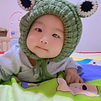 都会自己翻身了，还喜欢看电视🤣🤣