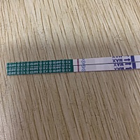 早上测没有 晚上测了下 就有印了 两根都是浅浅的印 今天姨妈推迟的第一天 本来昨天该来姨妈 也没来…