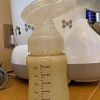 灿灿出生到今天体重已4780克了，老母亲为了宝贝的一口奶，煞费苦心拼命泵奶，乳头常常水肿、刺痛，而且...