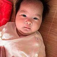 甜甜2个月了，现在会咿咿呀呀说话。每天一早起床都很开心的自己玩，时而咿咿呀呀说话时而在吃手，真的好...