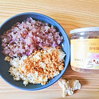 🌱 每日一食 #科学喂养爱在萌馨 洋葱炒肉沫 肉松 米饭🍚  早上还是不能吃啥东西 不然中午都不给好好...