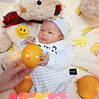 前两天拍的☺️就是晒太阳去黄疸晒的好黑😂出生6斤满月体检有9斤了哦😘也长高了厘米