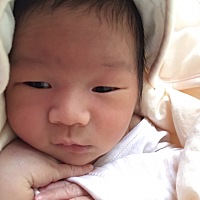 我们已经是满月的宝宝啦！爸爸妈妈哥哥都超级疼爱哦！希望健健康康的成长！