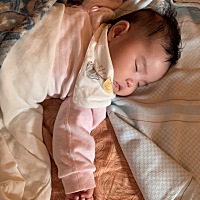 今天发现小宝有点流口水了🤤……目前体重14斤🥰