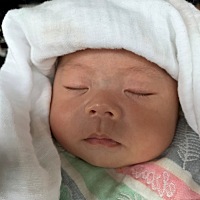 39➕5生的乖宝宝，前三个月吐得一塌糊涂，后面就没事咯。每天坚持走路上下班，孕期不忌口，什么都吃，哈...