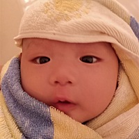 不到三个月好像长牙牙了，流口水，爱吃手指，喜欢舔衣服，不爱喝牛奶了，有这么早长牙的宝宝吗？